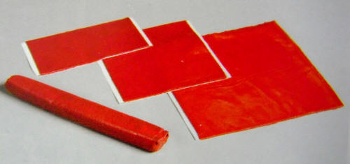 非凝固型防火泥為紅色黏土狀外觀，可重複使用